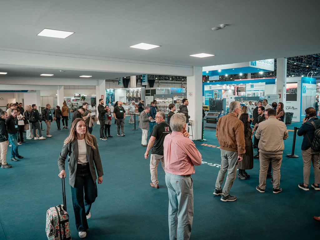 Visitantes circulando pelos corredores da feira