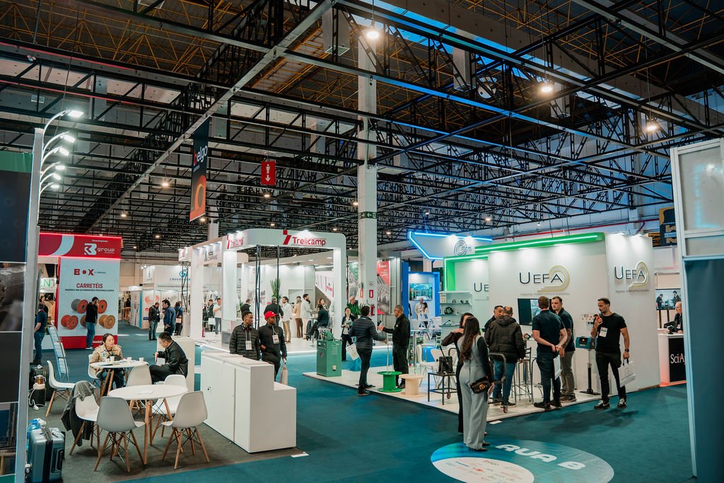 Vista ampla dos estandes da LATAM Wire + Steel