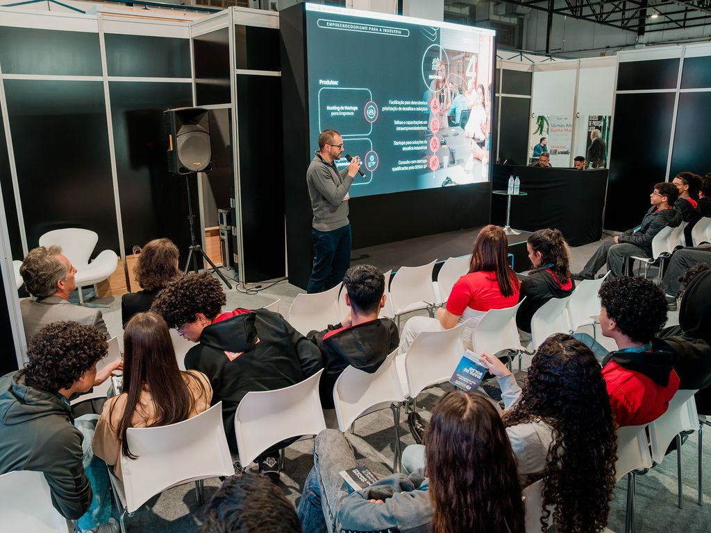 Público acompanhando palestra técnica
