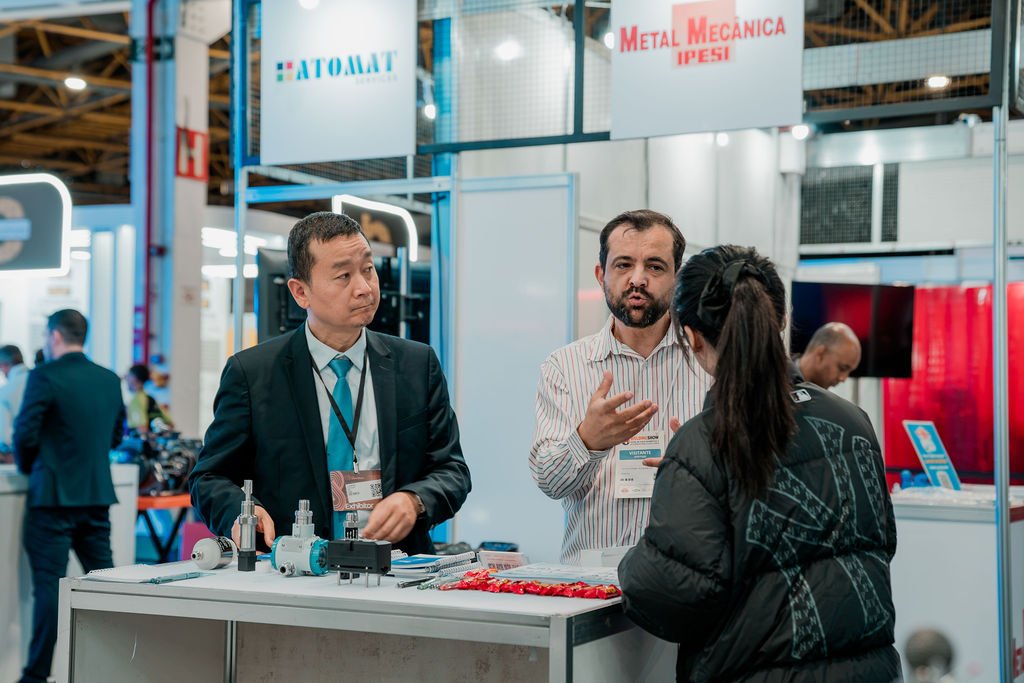 Networking entre profissionais nos estandes