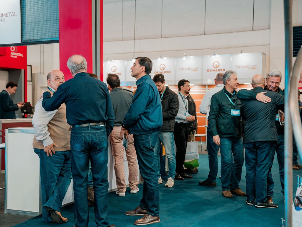 Grupo de visitantes em estande de expositor